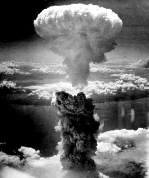 a mushroom cloud from the Nagasaki bombing